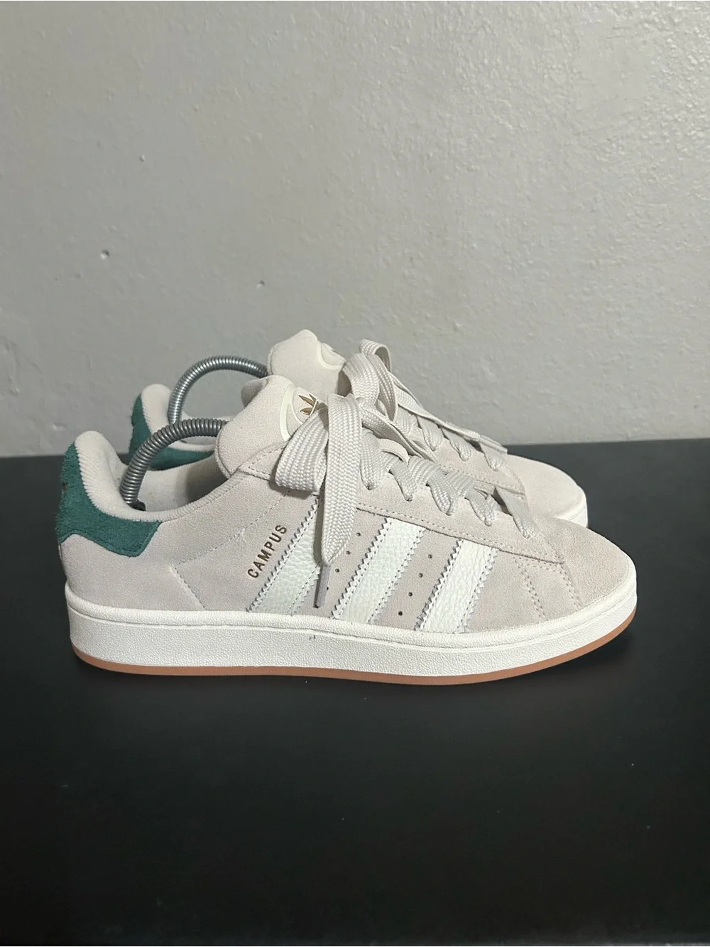 NEW Adidas  Campus Suede Sneakers in Off-White with Green Heel Tab size 9